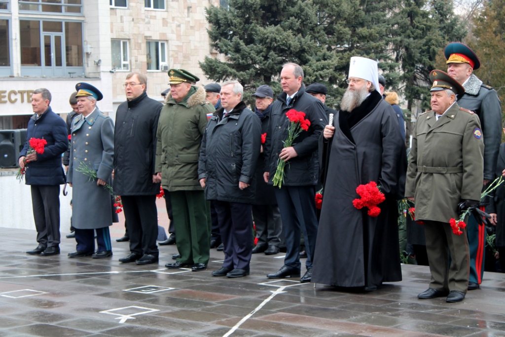 Возложение венков к мемориальному комплексу «Павшим воинам» в сквере им. Фрунзе