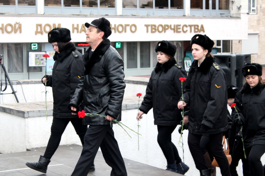 Возложение венков к мемориальному комплексу «Павшим воинам» в сквере им. Фрунзе